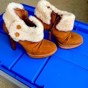 Ugg boot and good condition.